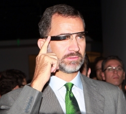 Don Felipe prueba las gafas de Google durante su visita a la sede que la multinacional tiene en Silicon Valley